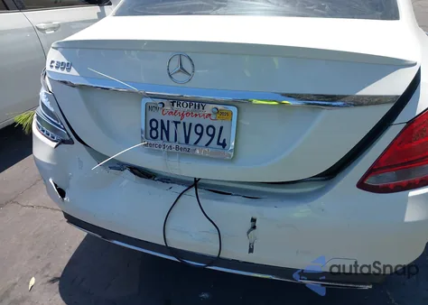 2016 Mercedes-Benz C 300 Luxury/Sport z USA, uszkodzony, nr VIN 55SWF4JB1GU116852